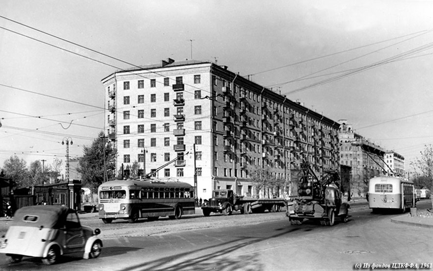 МТБ-82Д #163 4-го маршрута и ЗИУ-5Б #509 на проспекте Сталина в районе улицы Тарасовской