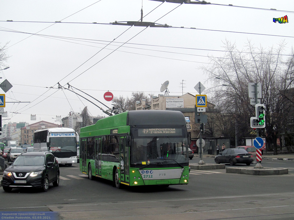 PTS-12 #2712 49-го маршрута на проспекте Гагарина пересекает улицу Молочную