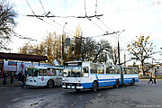 ROCAR-E217 #3016 на разворотном круге конечной станции "Проспект Дзюбы" — рядом с ЗИУ-683Г-016(012) #889 27-го маршрута
