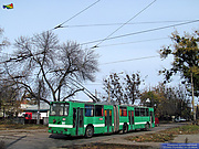 ROCAR-E217 #3017 2-го маршрута на улице Свистуна возле пересечения с трамвайной линией