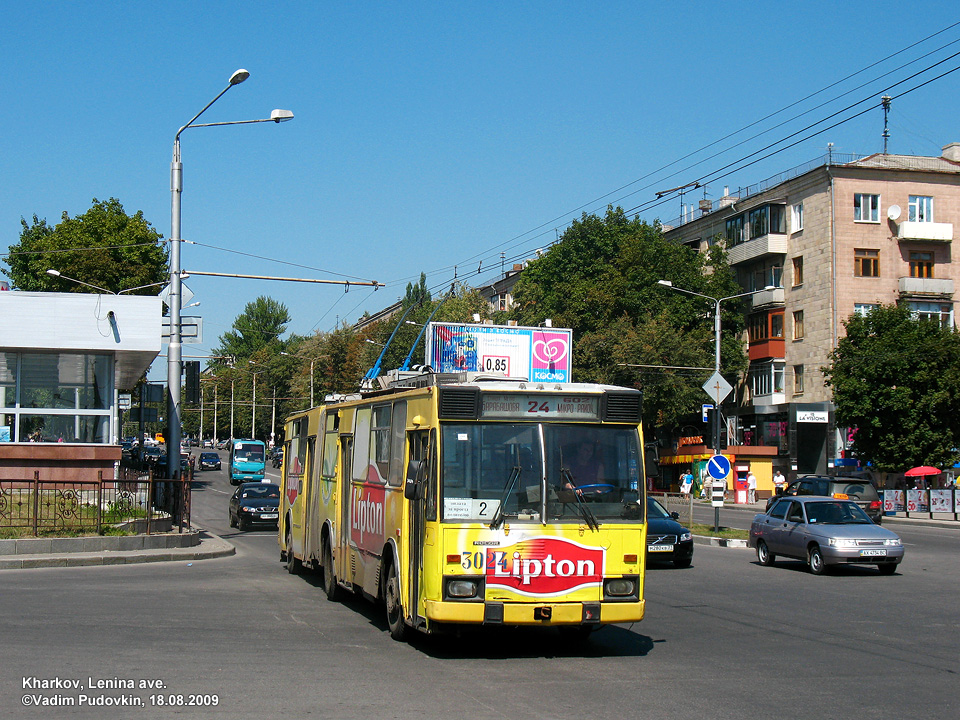 ROCAR-E217 #3024 2-го маршрута на проспекте Ленина пересекает улицу Отакара Яроша