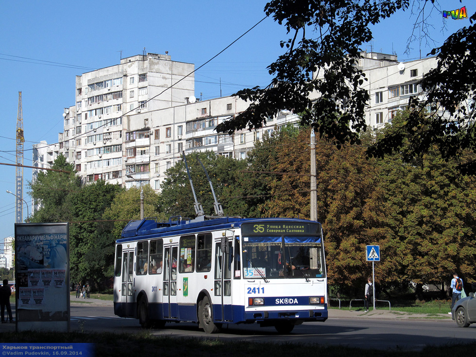 Škoda-14Tr18/6M #2411 35-го маршрута на улице Гвардейцев-Широнинцев отправился от остановки "Улица Механизаторская"
