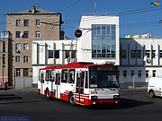 Škoda-14Tr08/6 #2418 5-го маршрута выезжает с конечной "Улица Университетская" на улицу Кузнечную