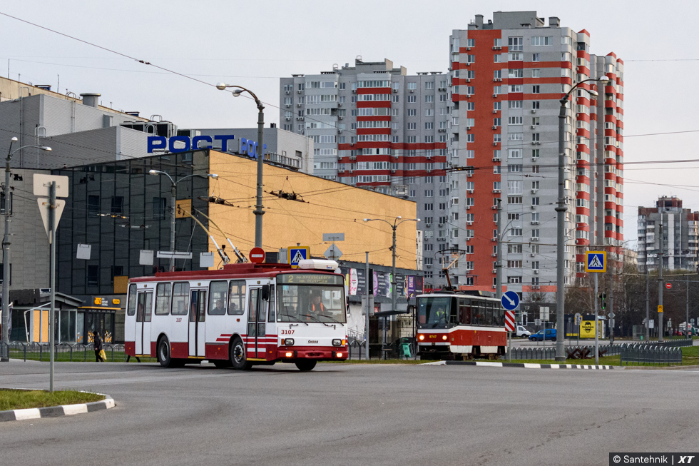 Škoda-14Tr08/6 #3107 2-го маршрута и Tatra-T6A5 #8747 20-го маршрута на перекрестке проспекта Победы и проспекта Людвига Свободы