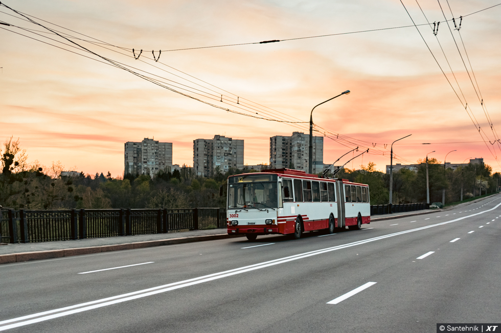 Škoda-15Tr13/6M #3002 12-го маршрута на улице Деревянко проезжает по мосту через Саржин яр