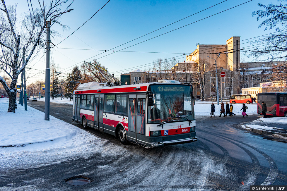 Škoda-21Tr #3028 13-го маршрута на улице Олега Громадского возле улицы Теробороновской