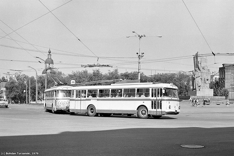 Поезд из троллейбусов Skoda-9Tr16 #61-62 8-го маршрута отправляется от конечной станции "Площадь Советской Украины" (сейчас площадь Конституции)