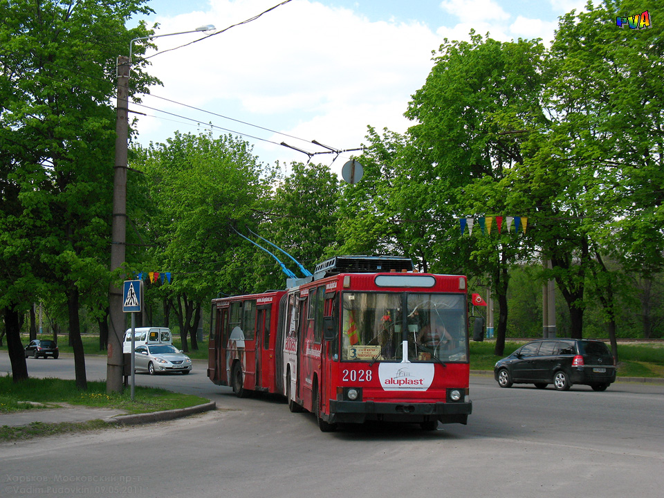 ЮМЗ-Т1 #2028 3-го маршрута поворачивает с Московского проспекта на конечную станцию "Улица 12-го Апреля"