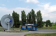 ЗИУ-682Г-016-02 #2301 35-го маршрута на проспекте Льва Ландау возле памятника — элемента ротора низкого давления турбины для АЭС