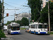 ЗИУ-682Г-016-02 #2319 и #2320 25-го маршрута на улице Танкопия возле перекрестка с проспектом Маршала Жукова