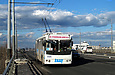 ЗИУ-682Г-016-02 #2325 19-го маршрута на проспекте Льва Ландау следует по Коммунальному путепроводу
