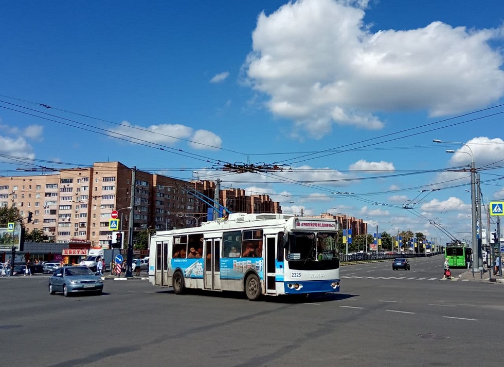 ЗИУ-682Г-016-02 #2325 3-го маршрута поворачивает с проспекта Гагарина на проспект Героев Сталинграда