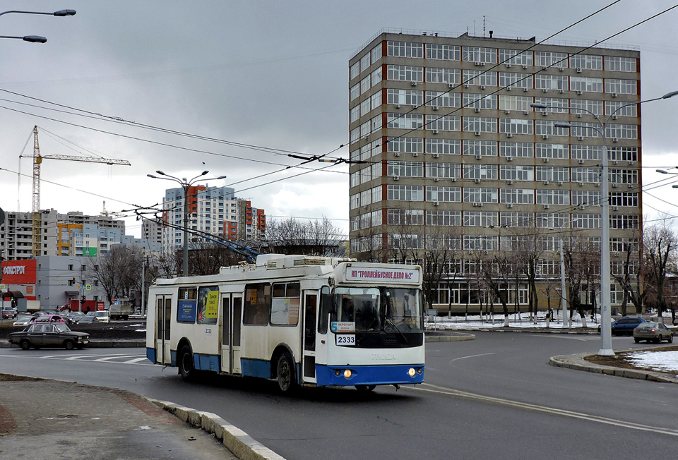 ЗИУ-682Г-016-02 #2333 5-го маршрута на повороте с Гимназической набережной в Подольский переулок