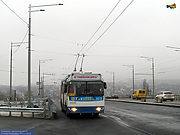 ЗИУ-682Г-016-02 #2335 19-го маршрута на проспекте Льва Ландау следует по Коммунальному путепроводу