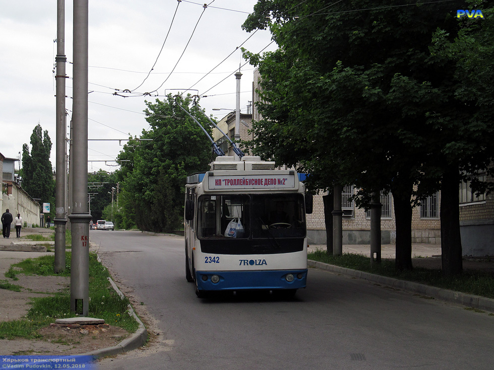 ЗИУ-682Г-016-02 #2342 3-го маршрута на улице Троллейбусной возле улицы Ньютона