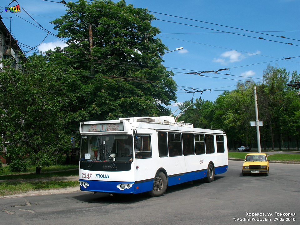 ЗИУ-682Г-016-02 #2347 25-го маршрута поворачивает с бульвара Богдана Хмельницкого на улицу Танкопия