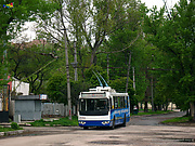 ЗИУ-682Г-016-02 #2351 19-го маршрута в Спортивном переулке выезжает на конечную станцию "Улица Якира"