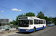 ЗИУ-682Г-016-02 #3302 2-го маршрута на улице Лосевской пересекает ж/д линию по одноименному путепроводу
