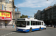 ЗИУ-682Г-016-02 #3303 2-го маршрута поворачивает с площади Розы Люксембург на улицу Университетскую