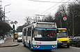ЗИУ-682Г-016-02 #3318 2-го маршрута на улице Сумской пересекает выезд с улицы Мироносицкой