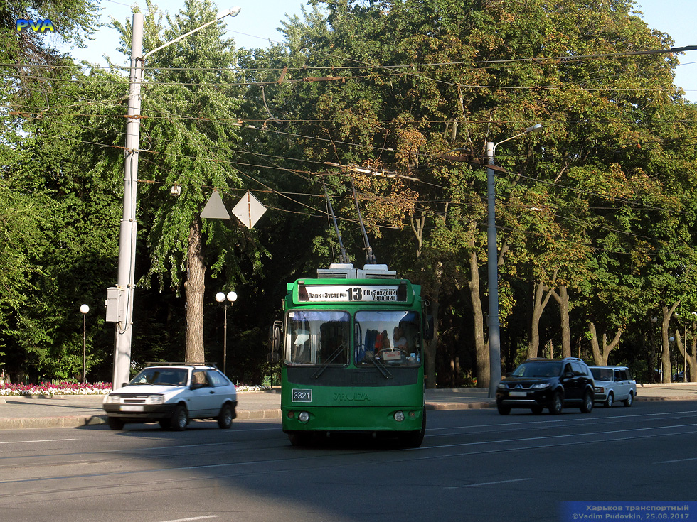ЗИУ-682Г-016-02 #3321 13-го маршрута поворачивает с Московского проспекта на улицу Броненосца Потемкин