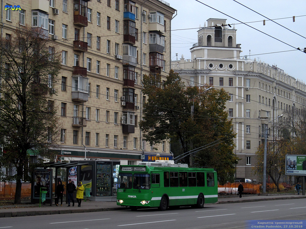 ЗИУ-682Г-016-02 #3321 13-го маршрута на Московском проспекте в районе улицы Академика Павлова