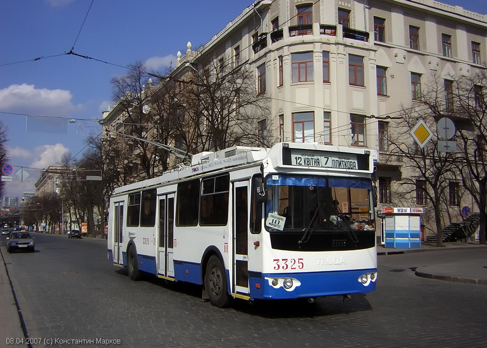 ЗИУ-682Г-016-02 #3325 18-го маршрута на улице Сумской в районе перекрестка с улицей Гиршмана