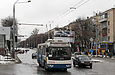 ЗИУ-682Г-016-02 #3328 2-го маршрута на проспекте Ленина пересекает улицу Отакара Яроша
