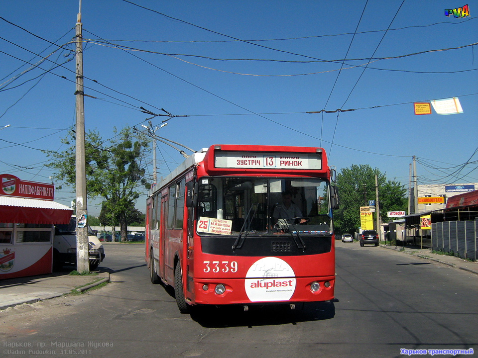 ЗИУ-682Г-016-02 #3339 25-го маршрута выезжает с разворотного круга конечной станции "Ст.метро "Маршала Жукова"