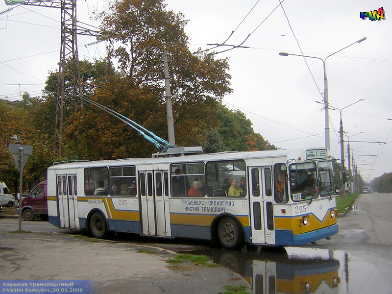 ЗИУ-682 #205 36-го маршрута поворачивает с улицы Ощепкова на Московский проспект