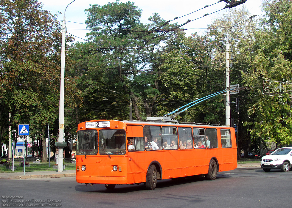 ЗИУ-682 #205 2-го маршрута поворачивает с проспекта Ленина на проспект Правды