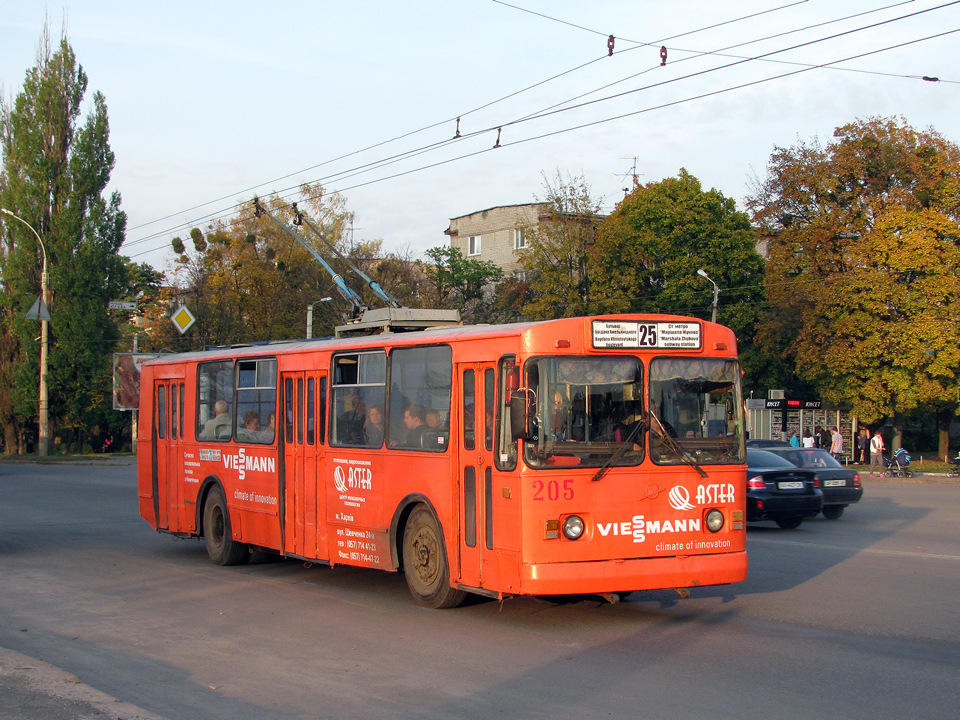 ЗИУ-682 #205 25-го маршрута на проспекте Маршала Жукова подъезжает к остановке "Дворец спорта"