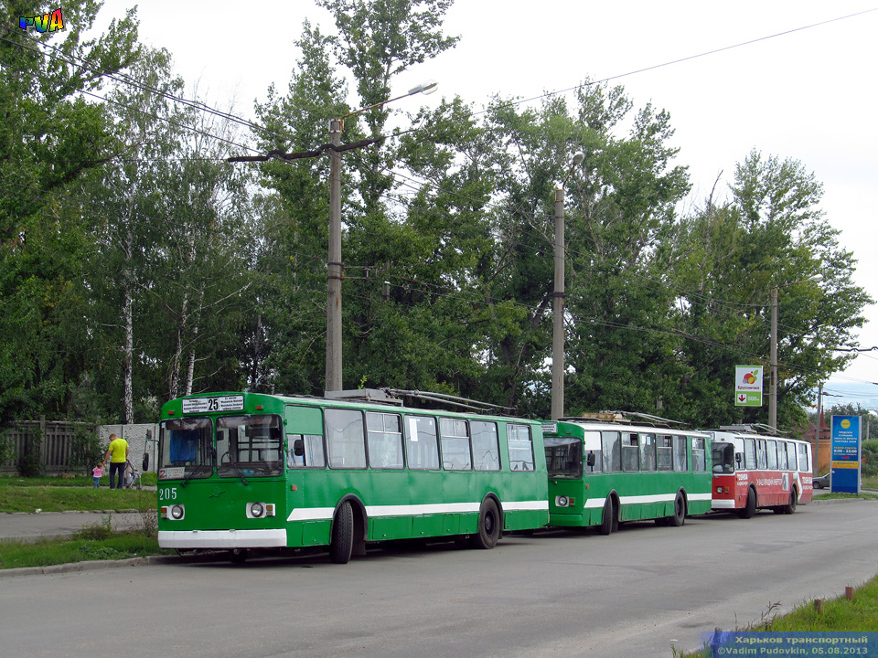 ЗИУ-682 #205, #312 и #341 22-го маршрута на улице Проскуры во время дневного отстоя на конечной станции "Проспект Жуковского"