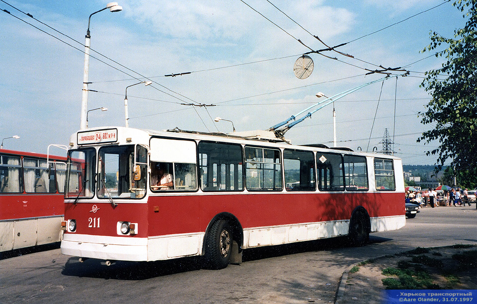 ЗИУ-682 #211 24-го маршрута разворачивается на конечной станции "Ст.метро "Барабашова"