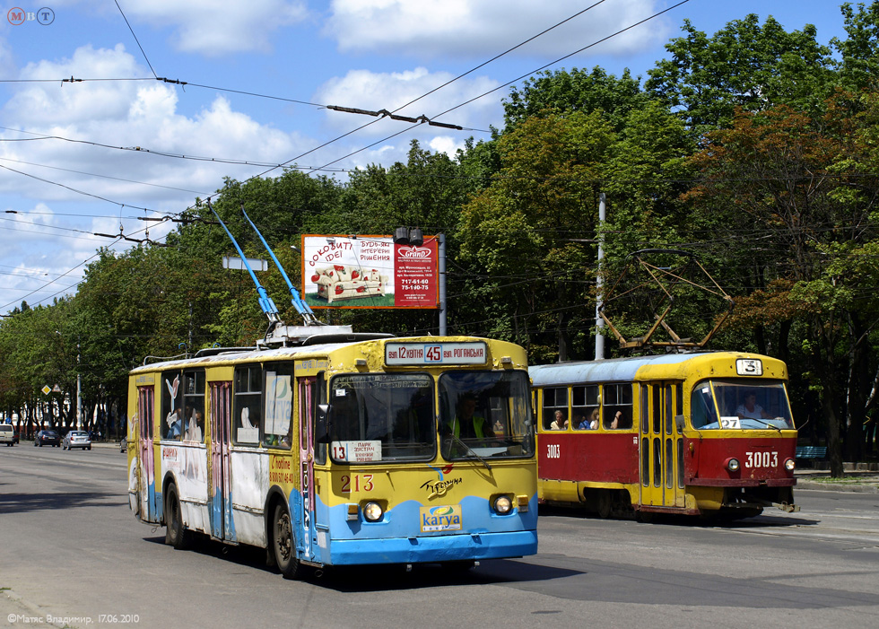 ЗИУ-682 #213 13-го маршрута и Tatra T3SU #3003 27-го маршрута на Московском проспекте перед перекрестком с улицей Академика Павлова