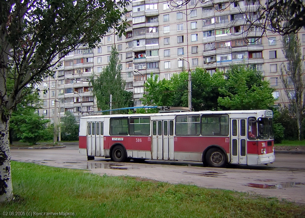 ЗИУ-682 #306 42-го маршрута на конечной станции "Улица Героев Труда"