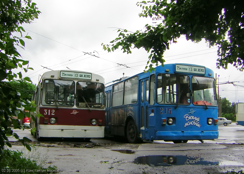 ЗИУ-682 #312 и #215 13-го маршрута на конечной станции "25-й микрорайон"