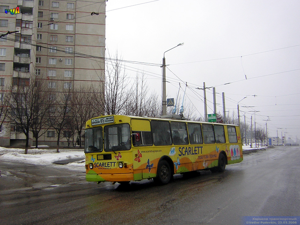 ЗИУ-682 #321 65-го маршрута на улице Гвардейцев-Широнинцев в районе улицы Метростроителей