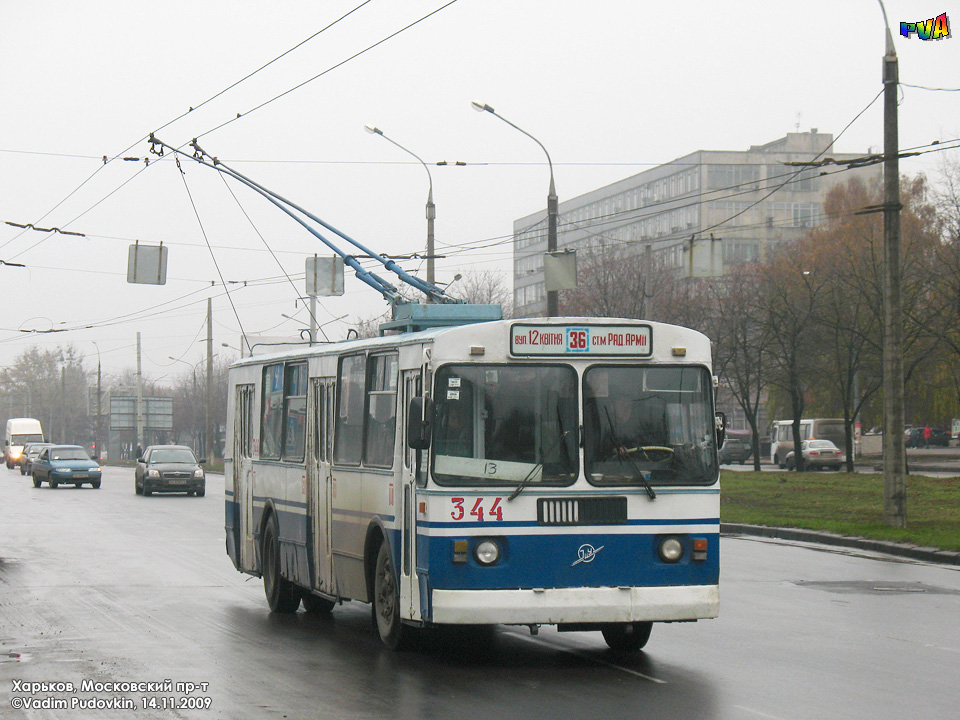 ЗИУ-682 #344 13-го маршрута на Московском проспекте возле одноименной станции метро