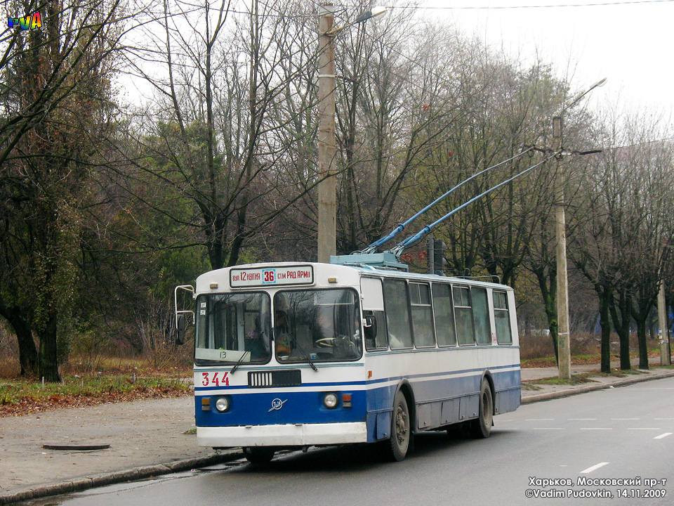 ЗИУ-682 #344 13-го маршрута на Московском проспекте подъезжает к остановке "Электромеханический переулок"