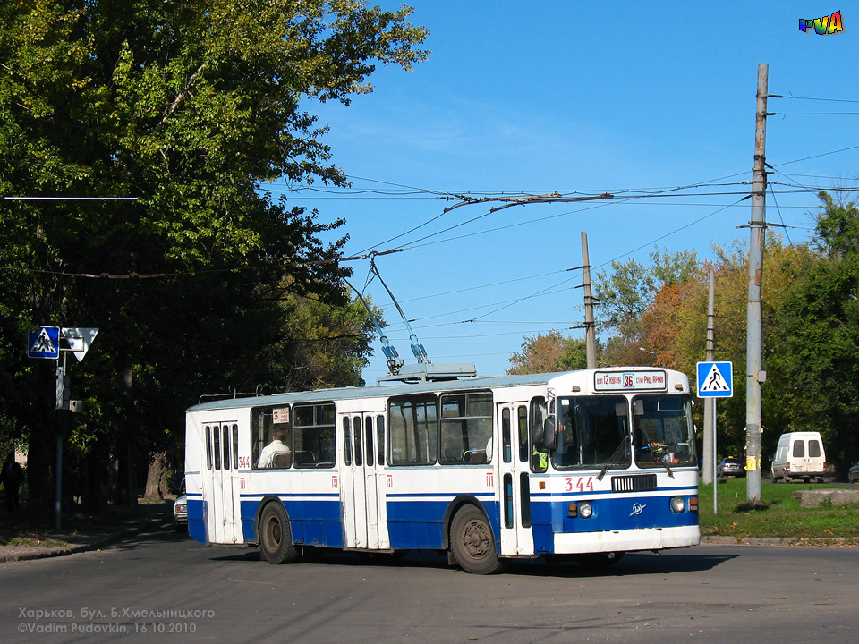 ЗИУ-682 #344 36-го маршрута поворачивает с бульвара Богдана Хмельницкого на проспект Косиора