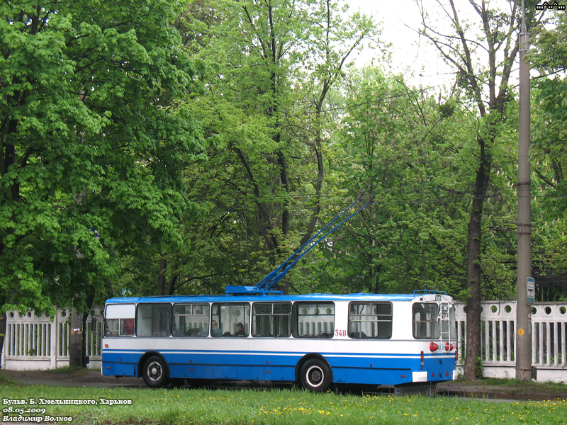ЗИУ-682 #348 25-го маршрута на конечной станции "Бульвар Богдана Хмельницкого" на месте высадки пассажиров
