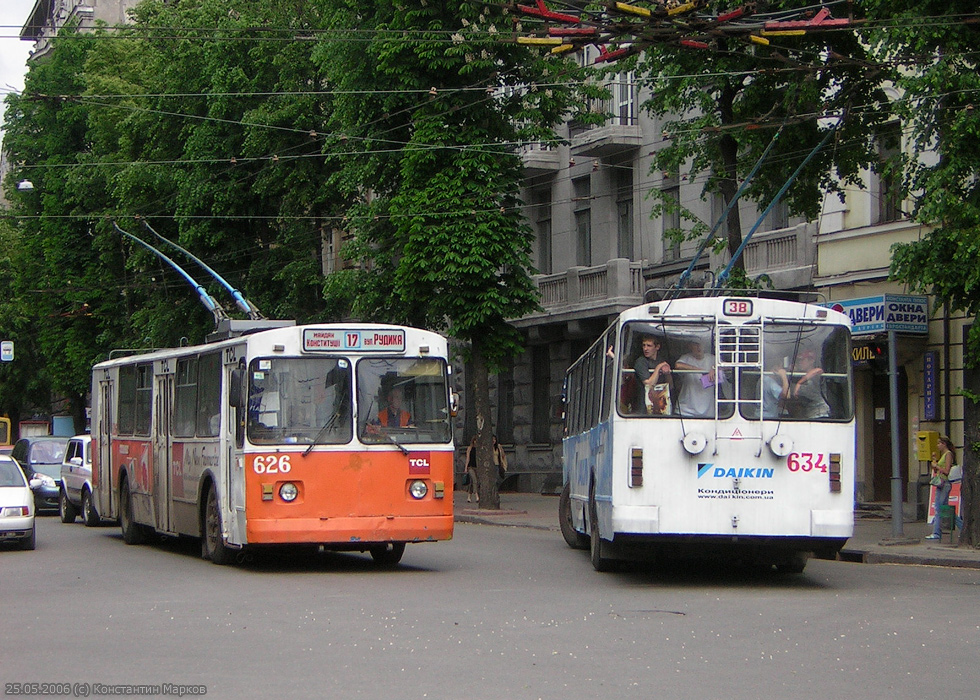 ЗИУ-682 #626 17-го маршрута и #634 2-го маршрута на улице Сумской возле станции метро "Университет"