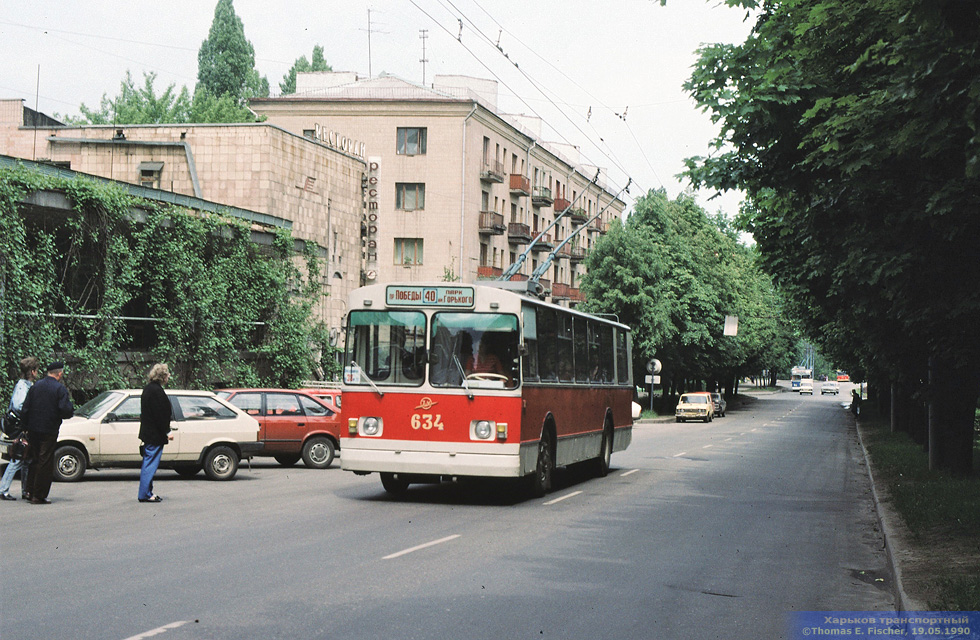 ЗИУ-682 #634 38-го маршрута на проспекте Ленина возле гостиницы "Интурист"