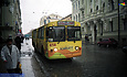 ЗИУ-682 #658 17-го маршрута на улице Сумской подъезжает к остановке "Дом Саламандра"