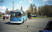 ЗИУ-682 #740 5-го маршрута на проспекте Гагарина разворачивается с помощью трактора в районе улицы Кирова