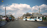 ЗИУ-682 #765 3-го маршрута на проспекте Гагарина разворачивается с помощью трактора на временной конечной возле улицы Кирова