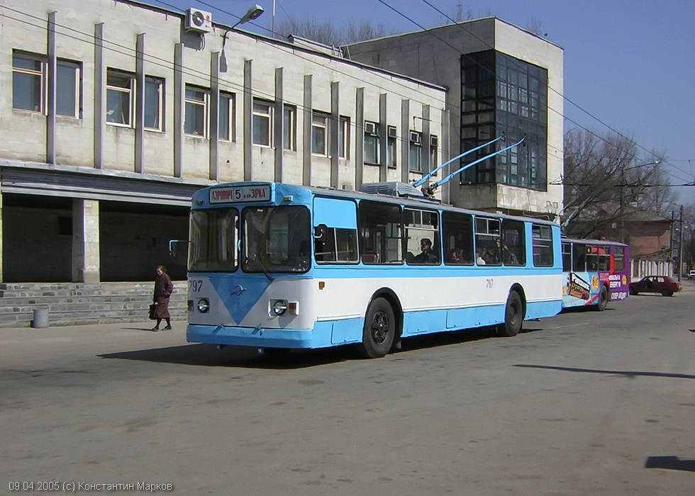 ЗИУ-682 #797 5-го маршрута на конечной станции "Кинотеатр "Зірка"