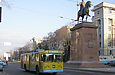 ЗИУ-682 #827 2-го маршрута на проспекте Ленина пересекает проспект Правды