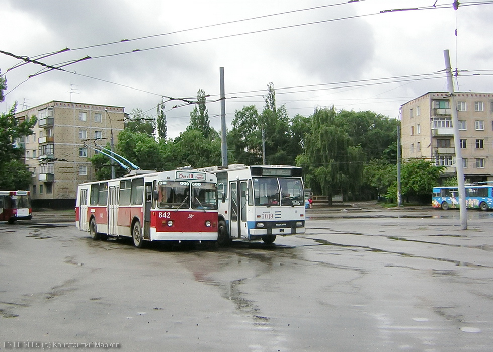 ЗИУ-682 #842 10-го маршрута на конечной станции "25-й микрорайон"